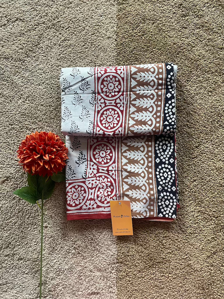 Maheshwari Pure Cotton Saree With Small Design (Beige) and Blouse Piece